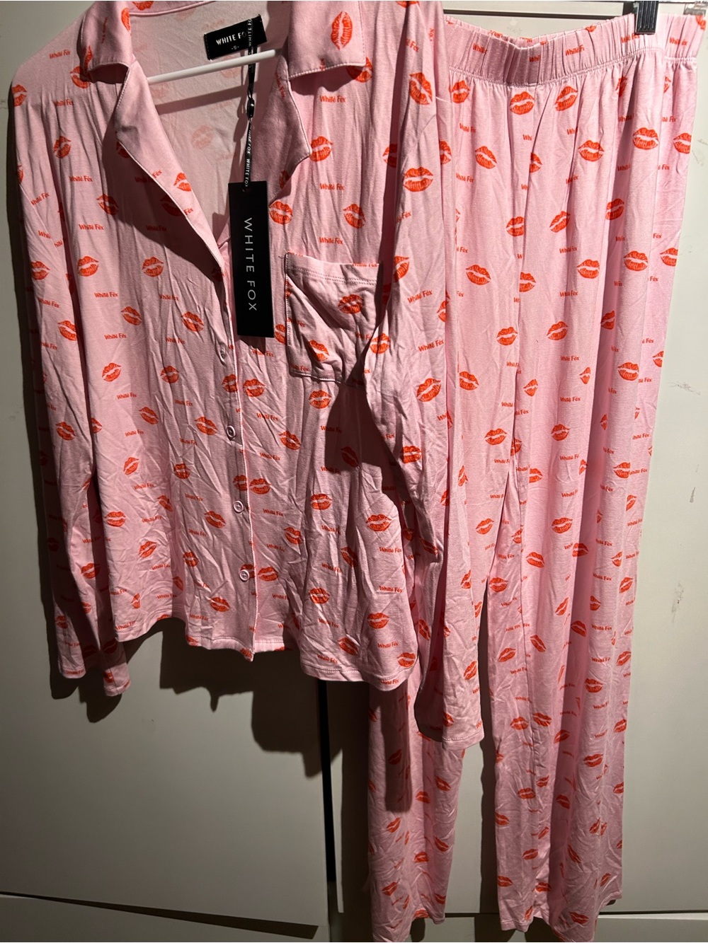 White Fox Pillow Talk Printed Long Sleeve Pyjama Set
Strawberry Kisses